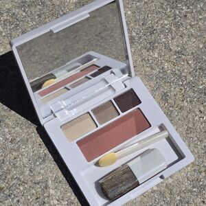 Clinique Eyeshadow & Blush Palette in Pink and Neutral Tones